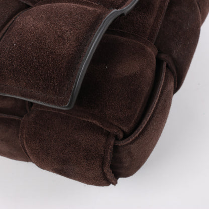 Bottega Veneta Sac à bandoulière en daim Intrecciato Maxi Cassette à chaîne rembourrée en marron