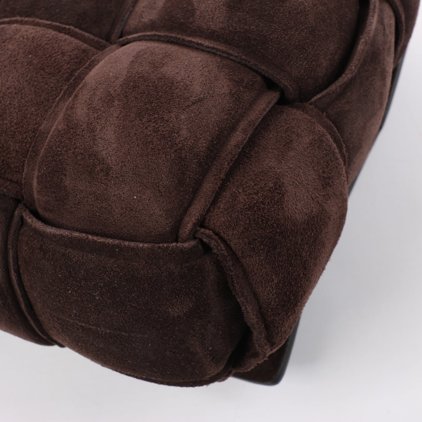 Bottega Veneta Sac à bandoulière en daim Intrecciato Maxi Cassette à chaîne rembourrée en marron