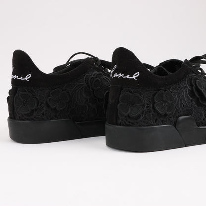 Baskets CHANEL Camelia Lace x Suede en noir G34815, pointure 37