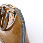 Bolso de mano Louis Vuitton Alma BB Monogram Vernis 2Way en dorado M91677