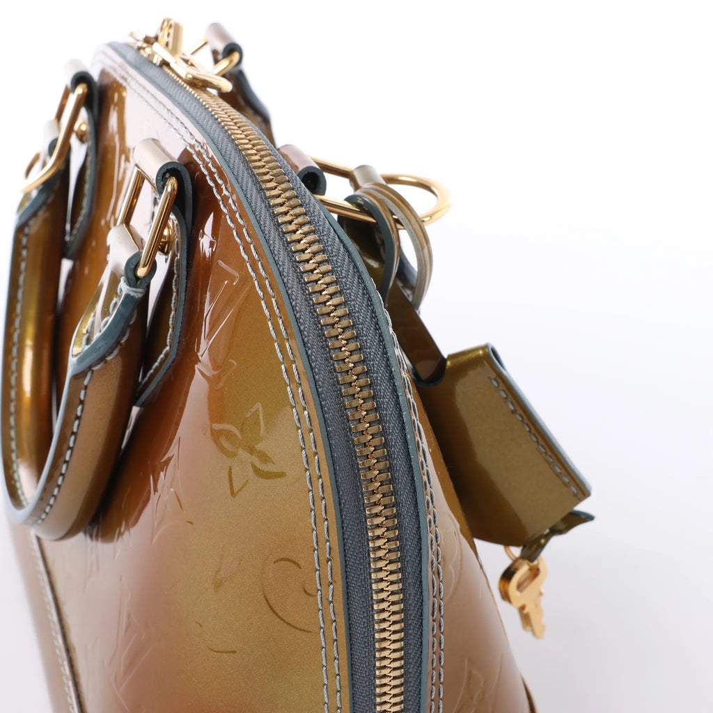 Bolso de mano Louis Vuitton Alma BB Monogram Vernis 2Way en dorado M91677