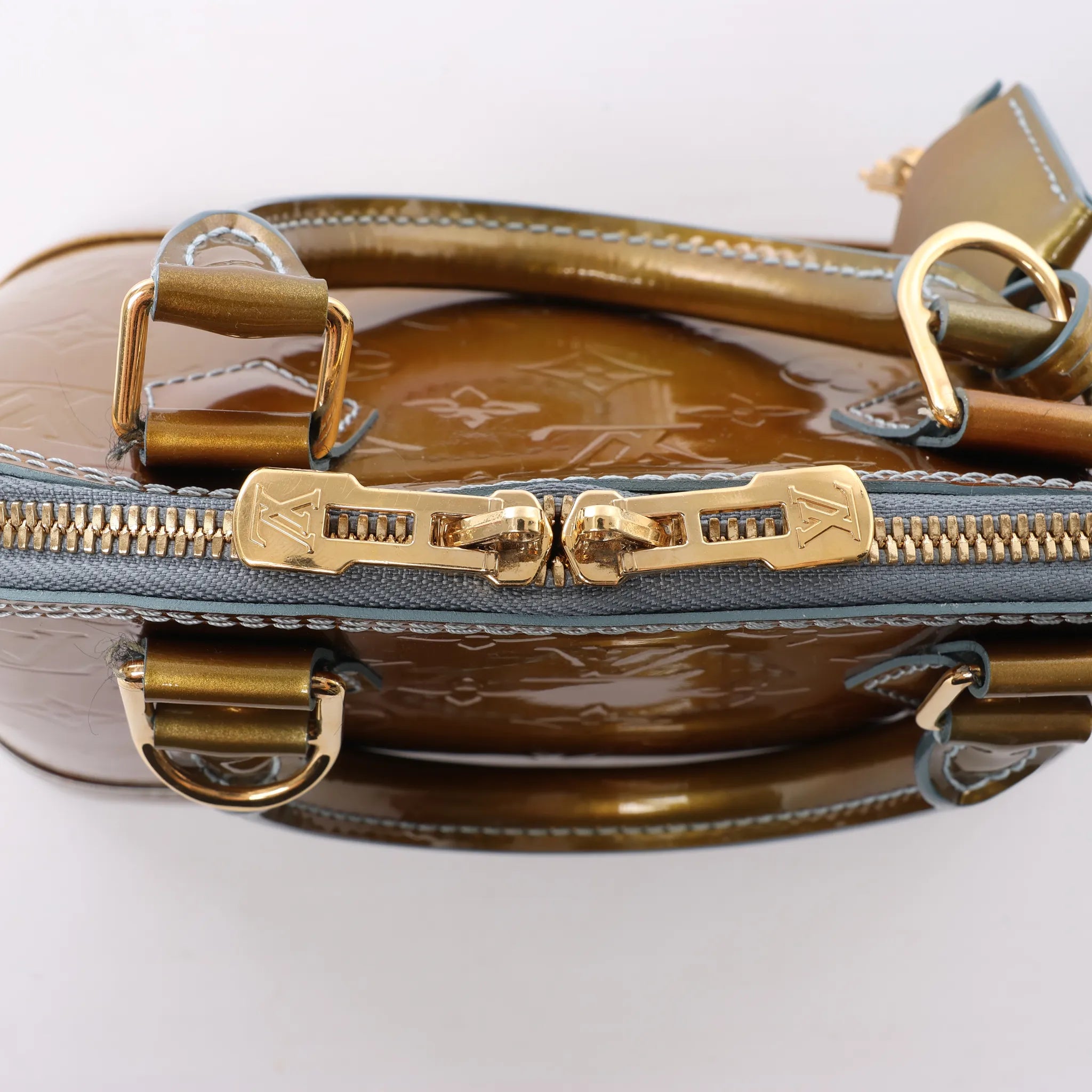 Bolso de mano Louis Vuitton Alma BB Monogram Vernis 2Way en dorado M91677
