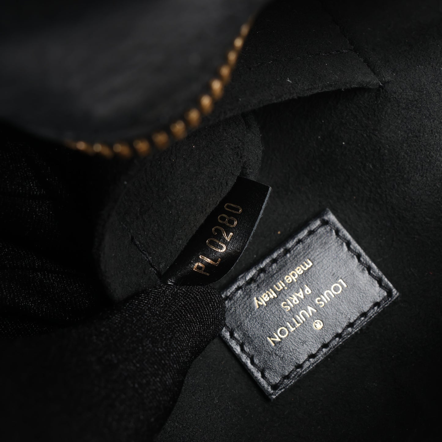 Louis Vuitton Boite Chapeau Souple Vernis Leather Crossbody Bag in Black M53999