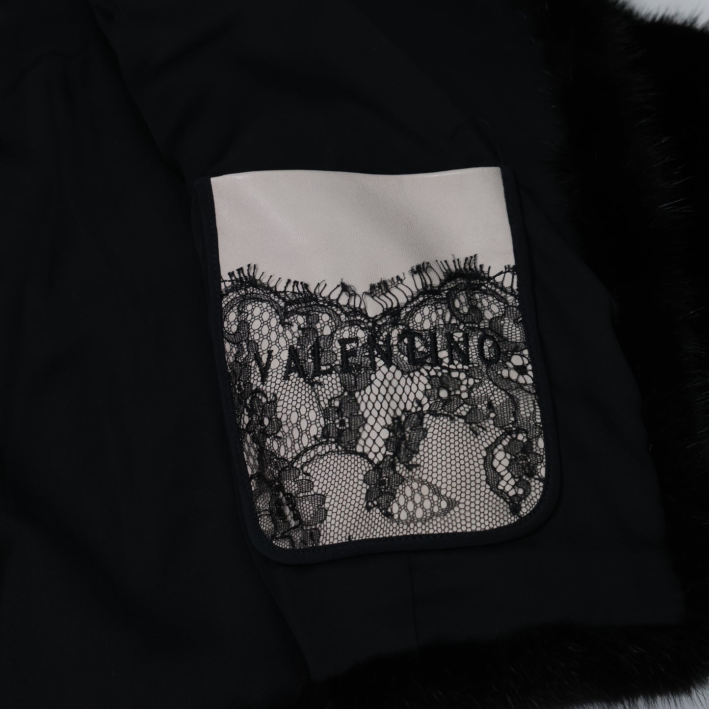 Valentino Schwarzes Nerzpelz-Capelet mit Kristallverzierungen - Elegante Abendgarderobe