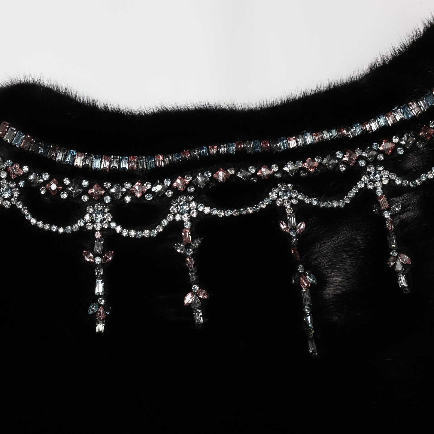 Valentino Schwarzes Nerzpelz-Capelet mit Kristallverzierungen - Elegante Abendgarderobe