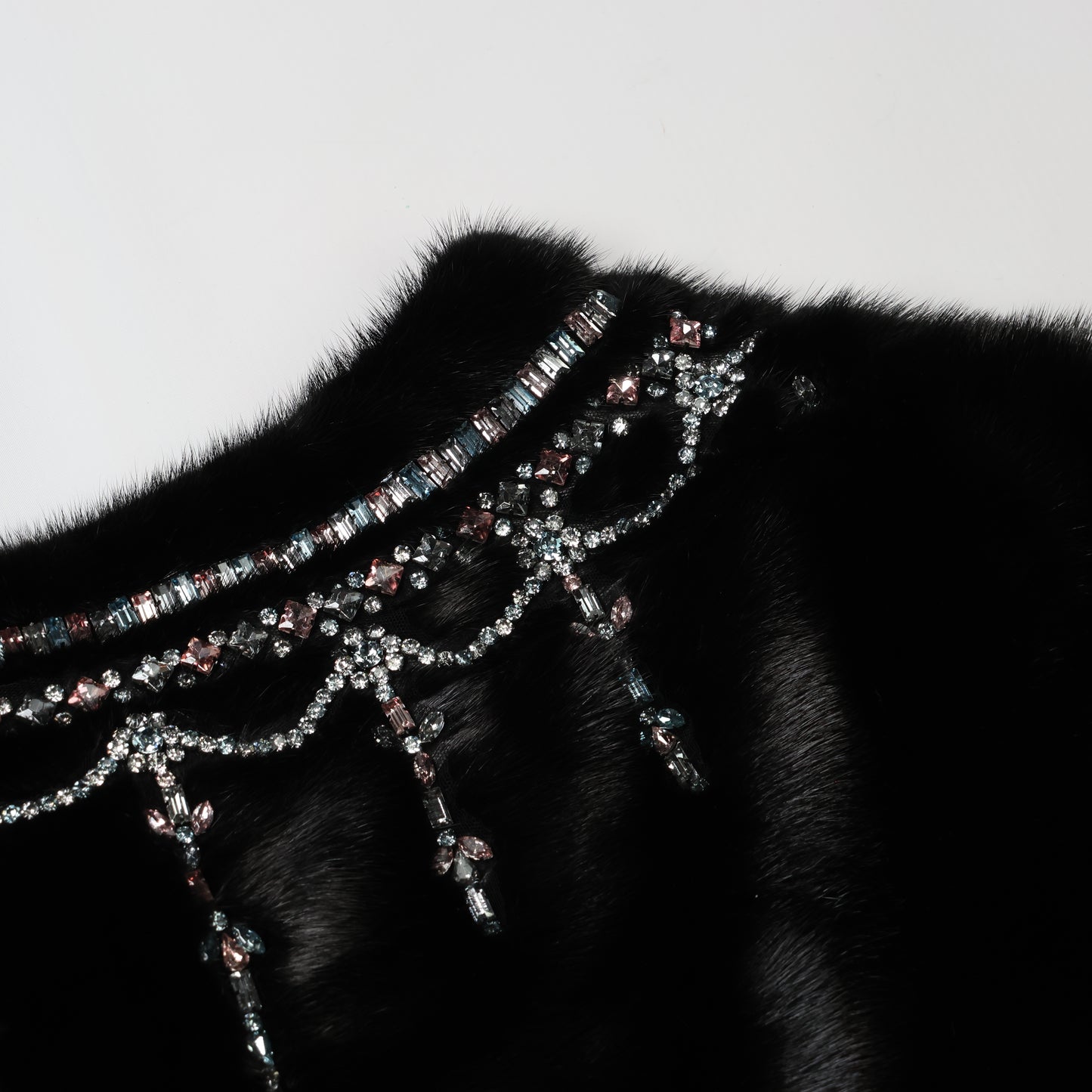Valentino Schwarzes Nerzpelz-Capelet mit Kristallverzierungen - Elegante Abendgarderobe