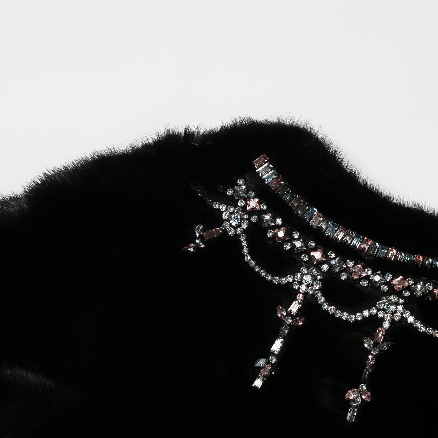 Valentino Schwarzes Nerzpelz-Capelet mit Kristallverzierungen - Elegante Abendgarderobe