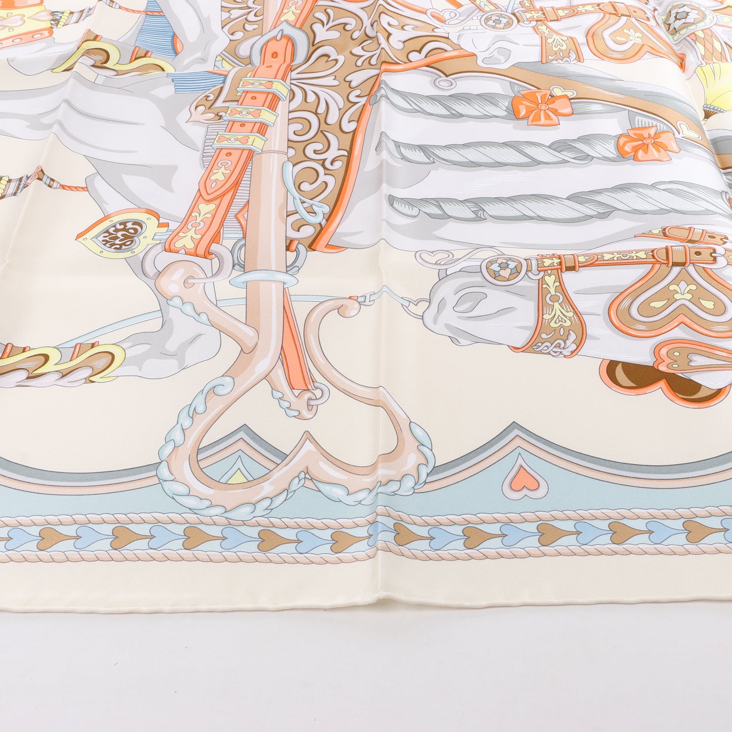 Hermes Carré 90 „HARNAIS DE COEUR“ Seidentaschentuch in Mehrfarbig