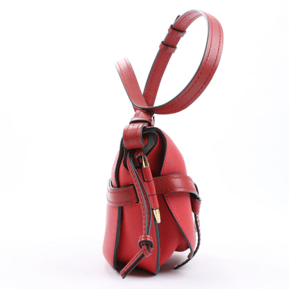LOEWE Mini Gate Umhängetasche aus weichem genarbtem Kalbsleder Scharlachrot Gebranntes Rot