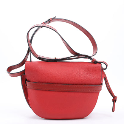 LOEWE Mini Gate Umhängetasche aus weichem genarbtem Kalbsleder Scharlachrot Gebranntes Rot
