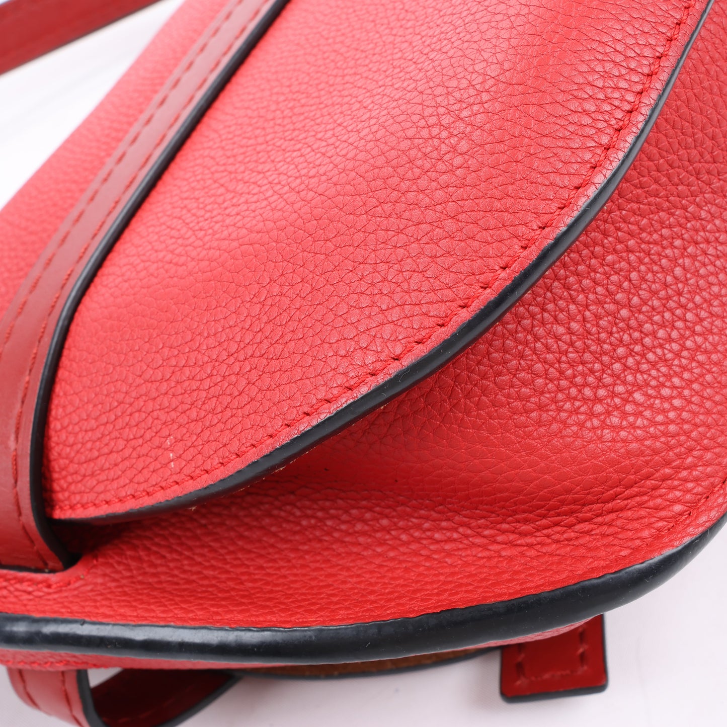 LOEWE Mini Gate Umhängetasche aus weichem genarbtem Kalbsleder Scharlachrot Gebranntes Rot