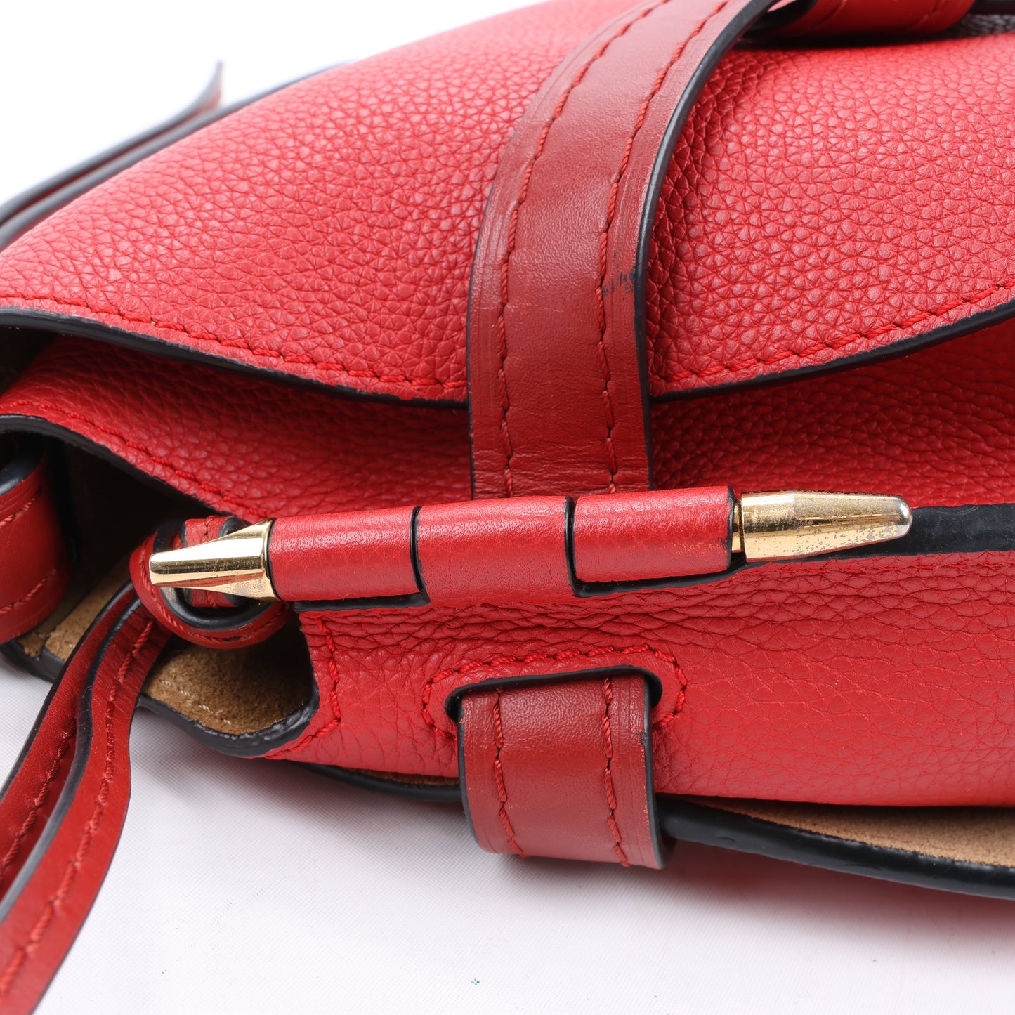 LOEWE Mini Gate Umhängetasche aus weichem genarbtem Kalbsleder Scharlachrot Gebranntes Rot