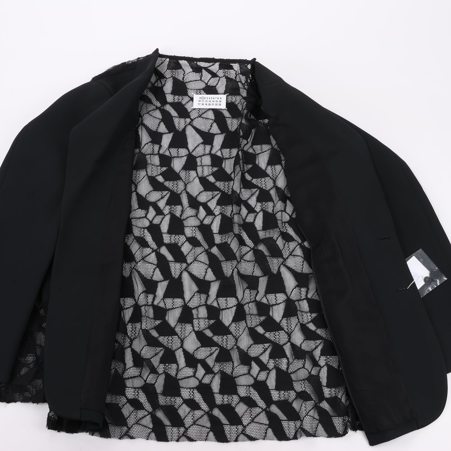 Blazer noir Maison Margiela avec superposition de dentelle, taille 40
