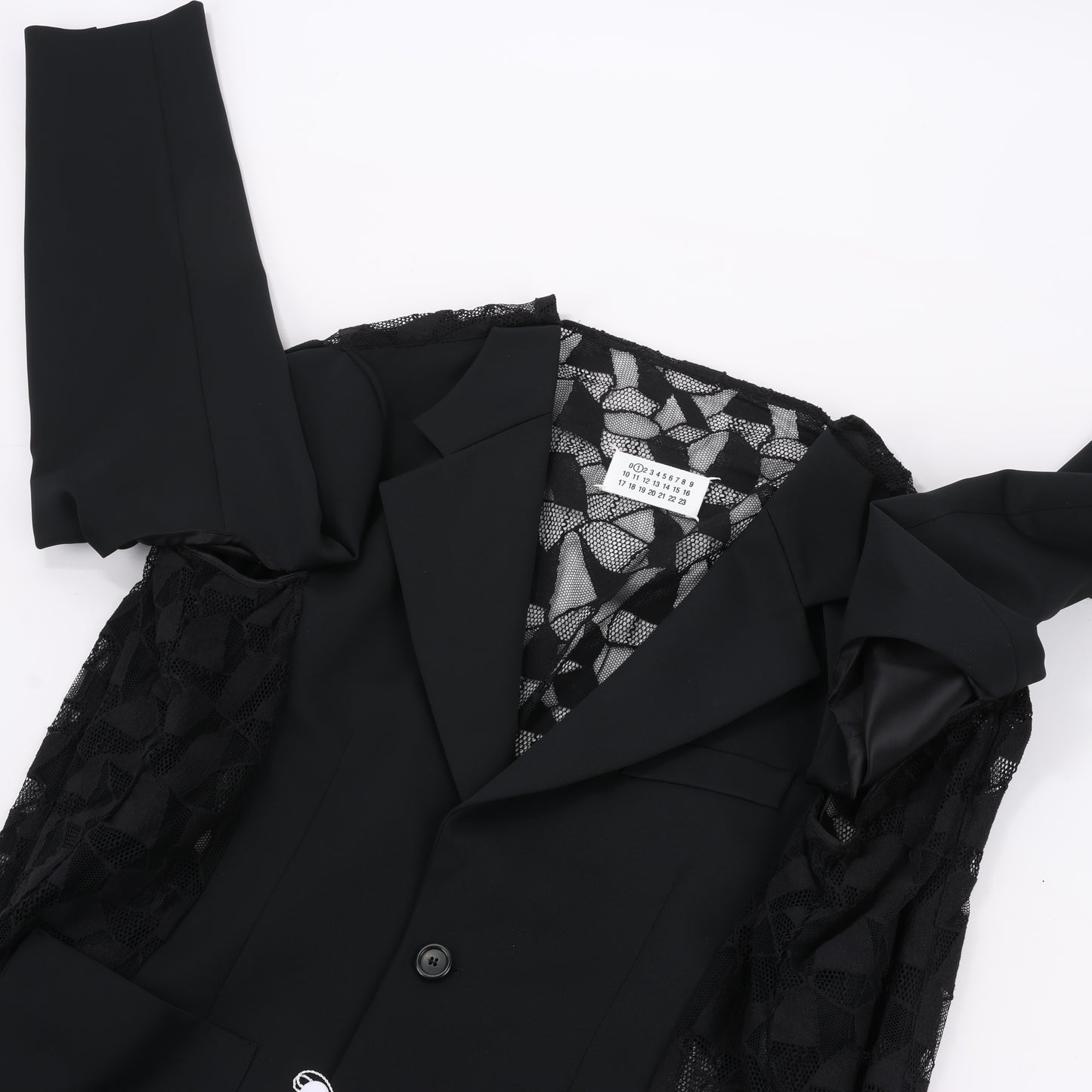Blazer noir Maison Margiela avec superposition de dentelle, taille 40