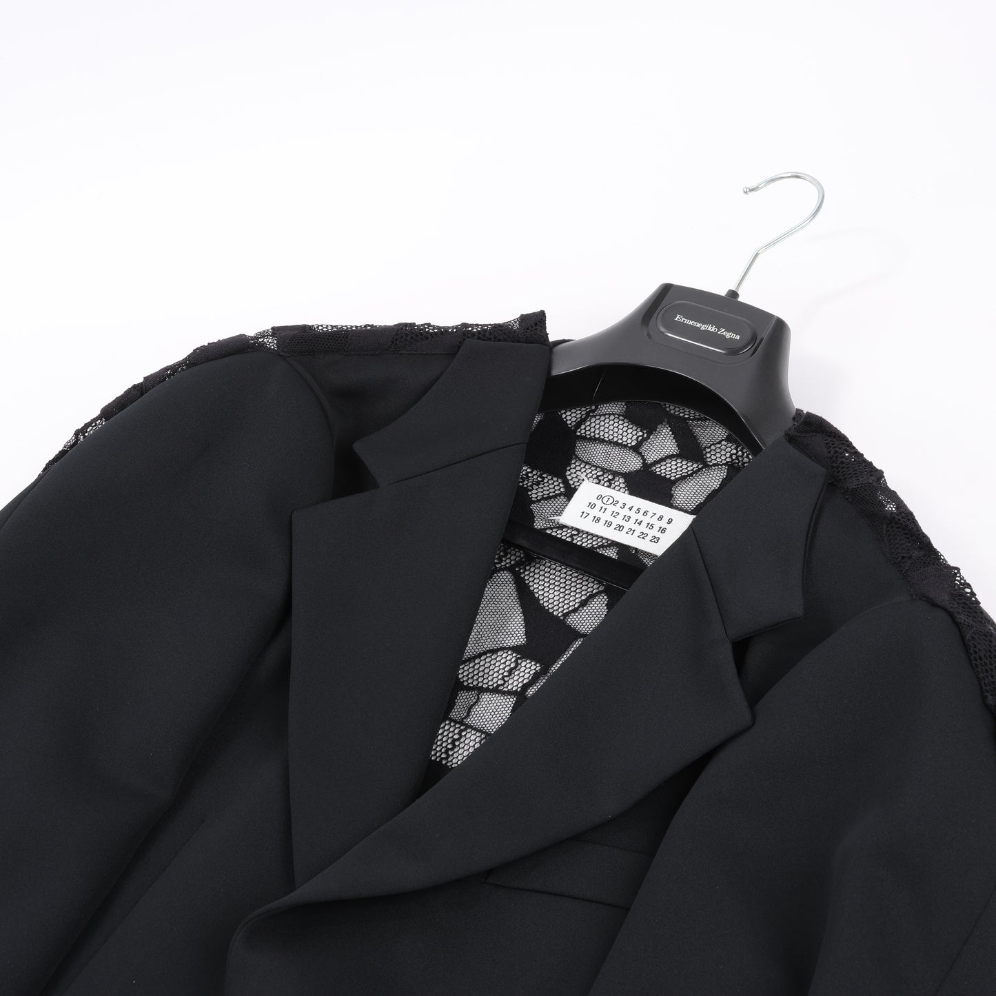 Blazer noir Maison Margiela avec superposition de dentelle, taille 40