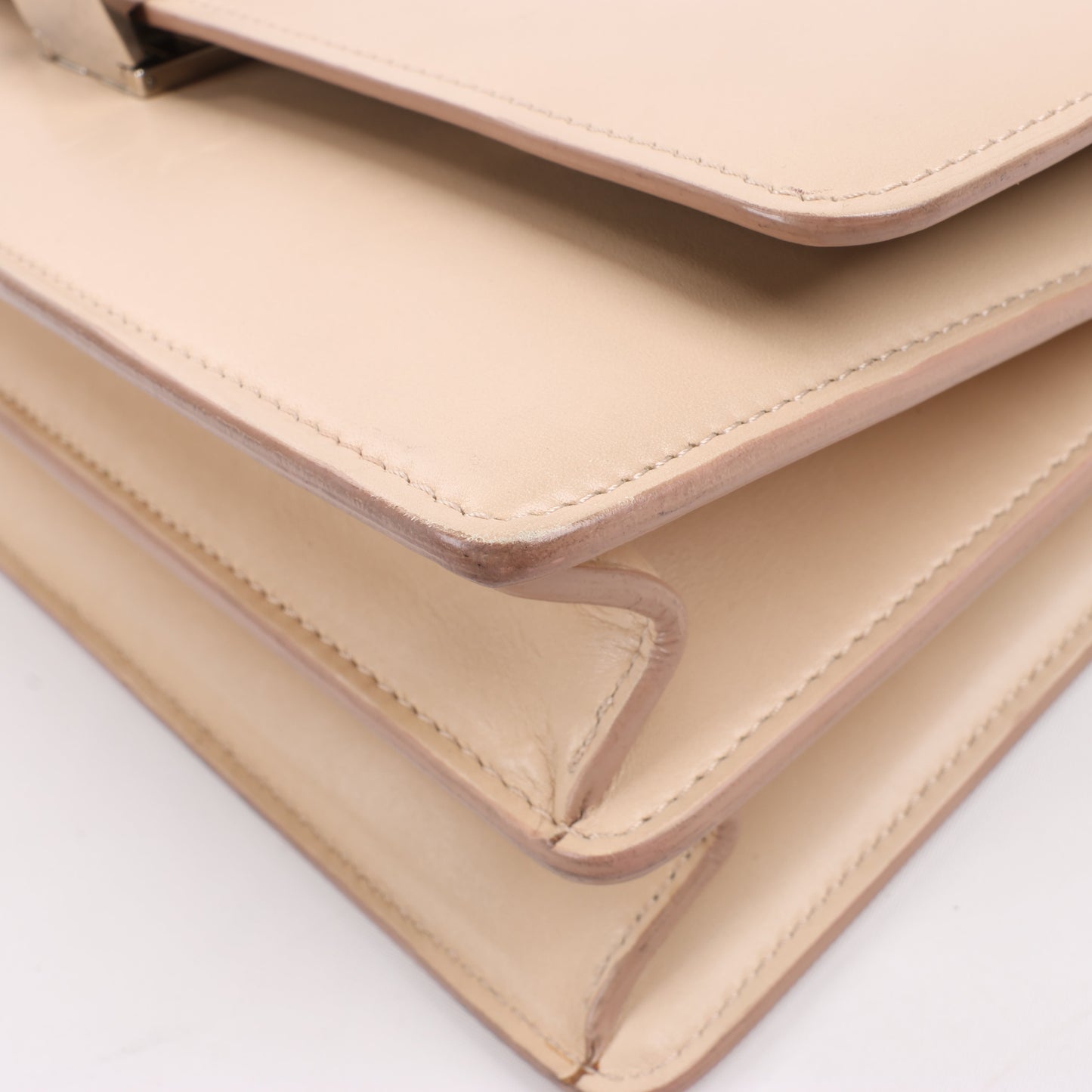 Sac à bandoulière en cuir à rabat Celine avec chaîne, beige