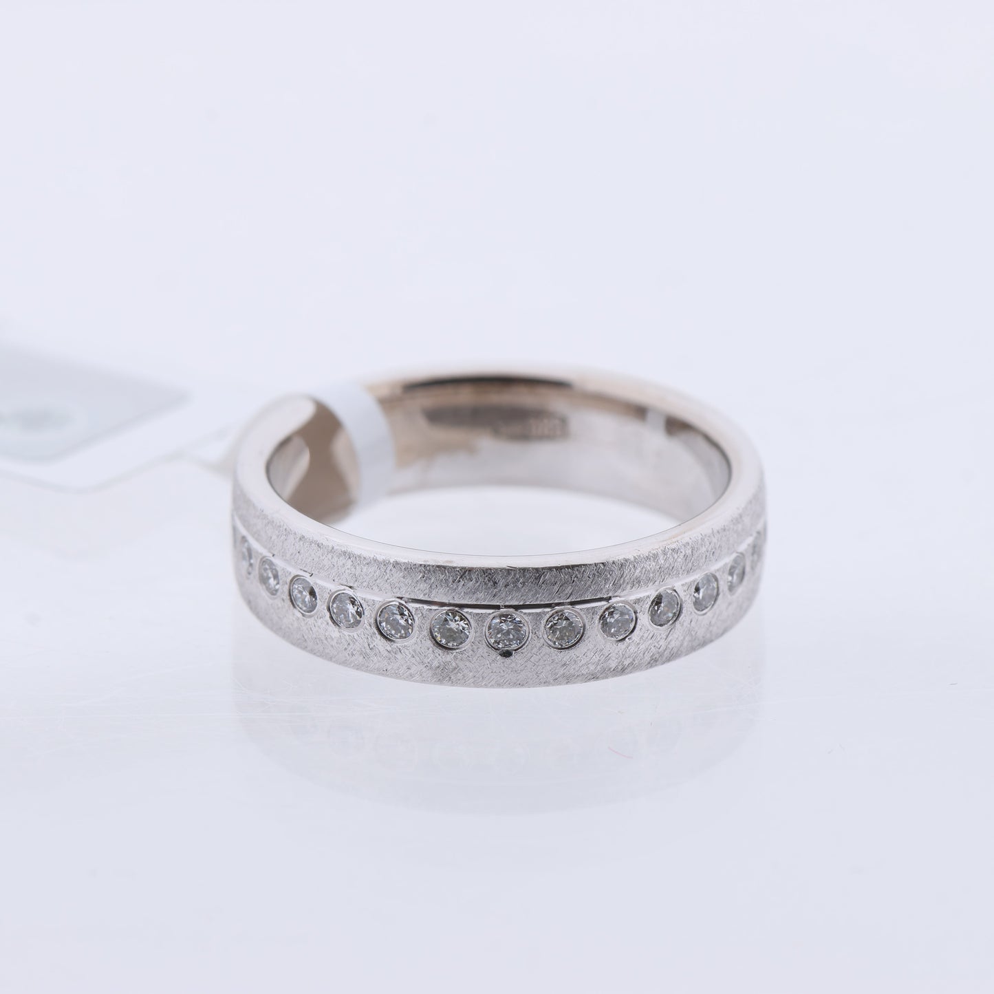 Bague en or blanc 14 carats non signée avec 30 diamants naturels