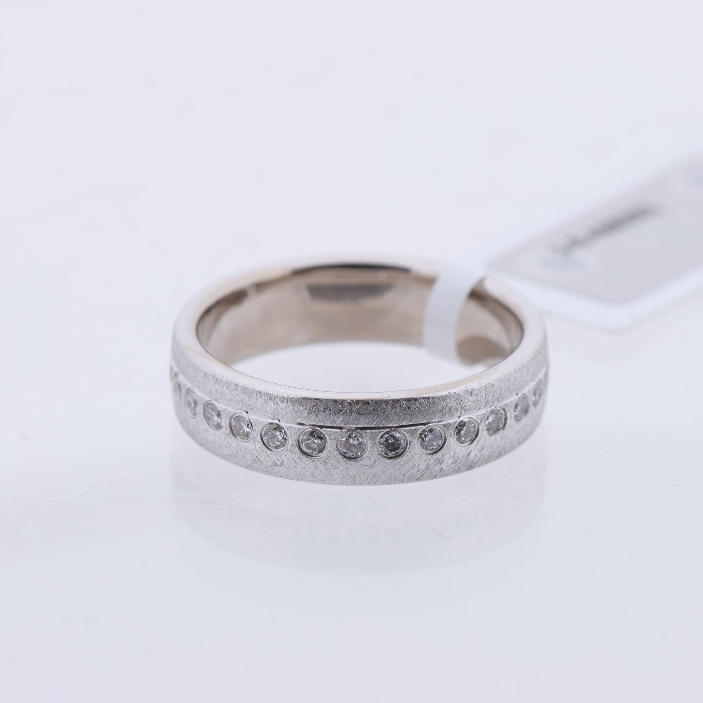 Bague en or blanc 14 carats non signée avec 30 diamants naturels