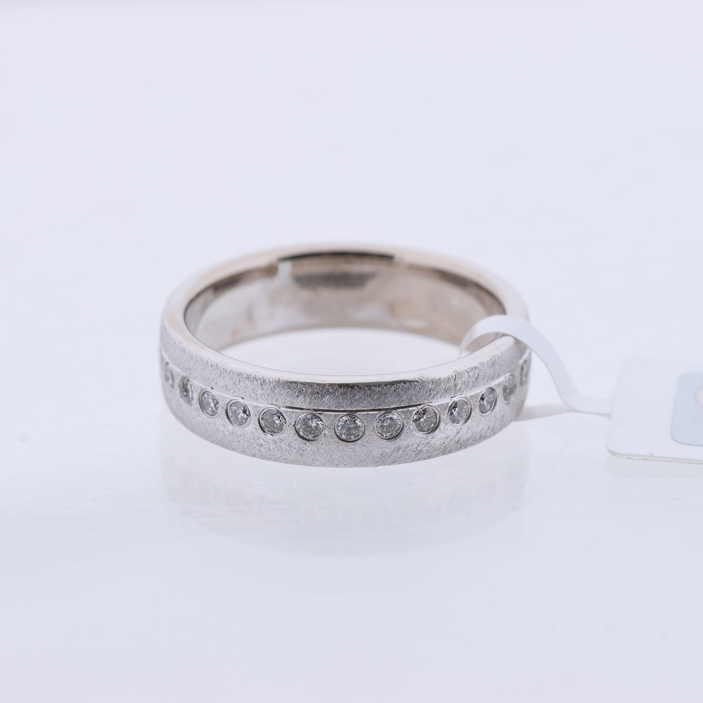 Bague en or blanc 14 carats non signée avec 30 diamants naturels