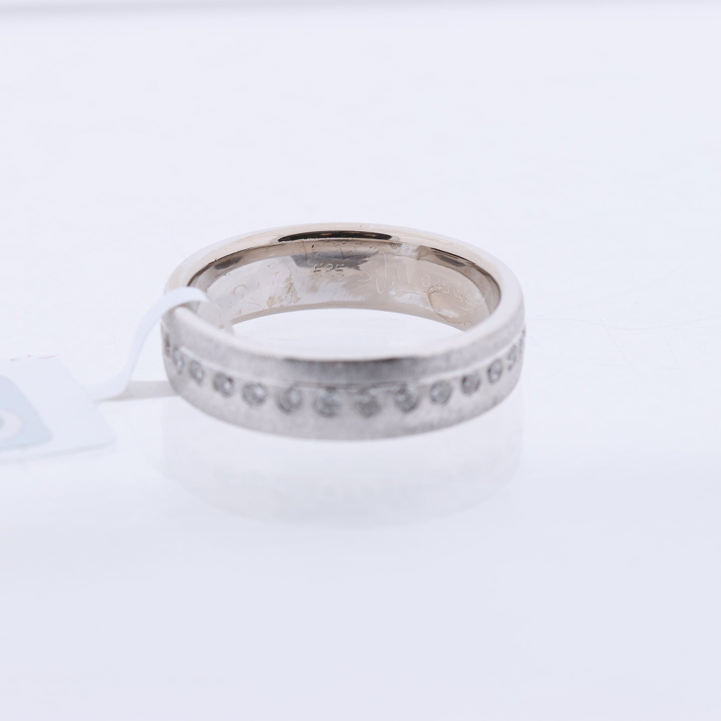 Bague en or blanc 14 carats non signée avec 30 diamants naturels