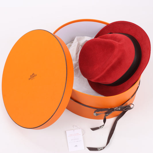 Chapeau Fedora Hermès en velours côtelé rouge
