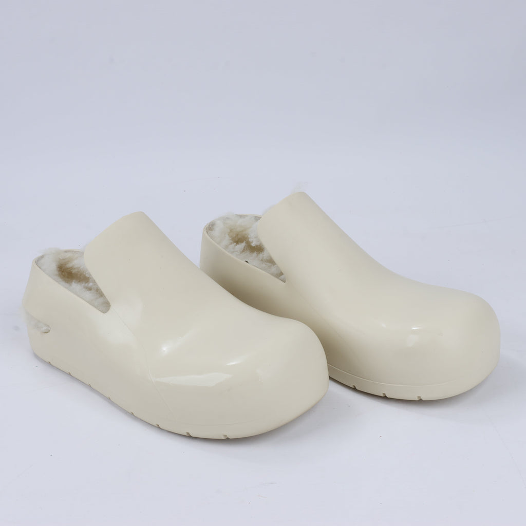 Bottega Veneta Puddle Shearling Cozy - Zapatos bajos de goma mate en color marfil