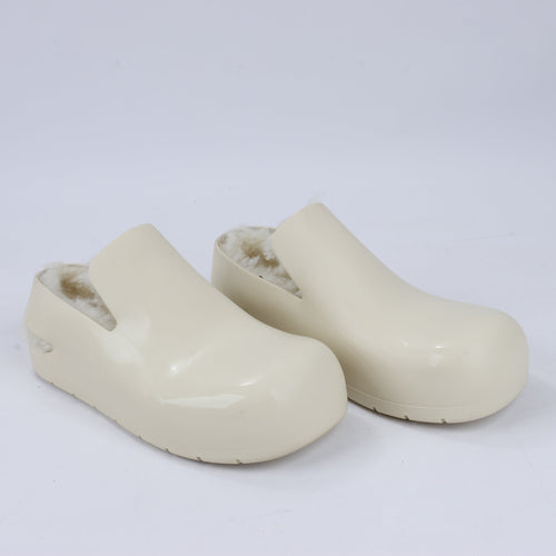 Bottega Veneta Puddle Shearling Cozy - Zapatos bajos de goma mate en color marfil