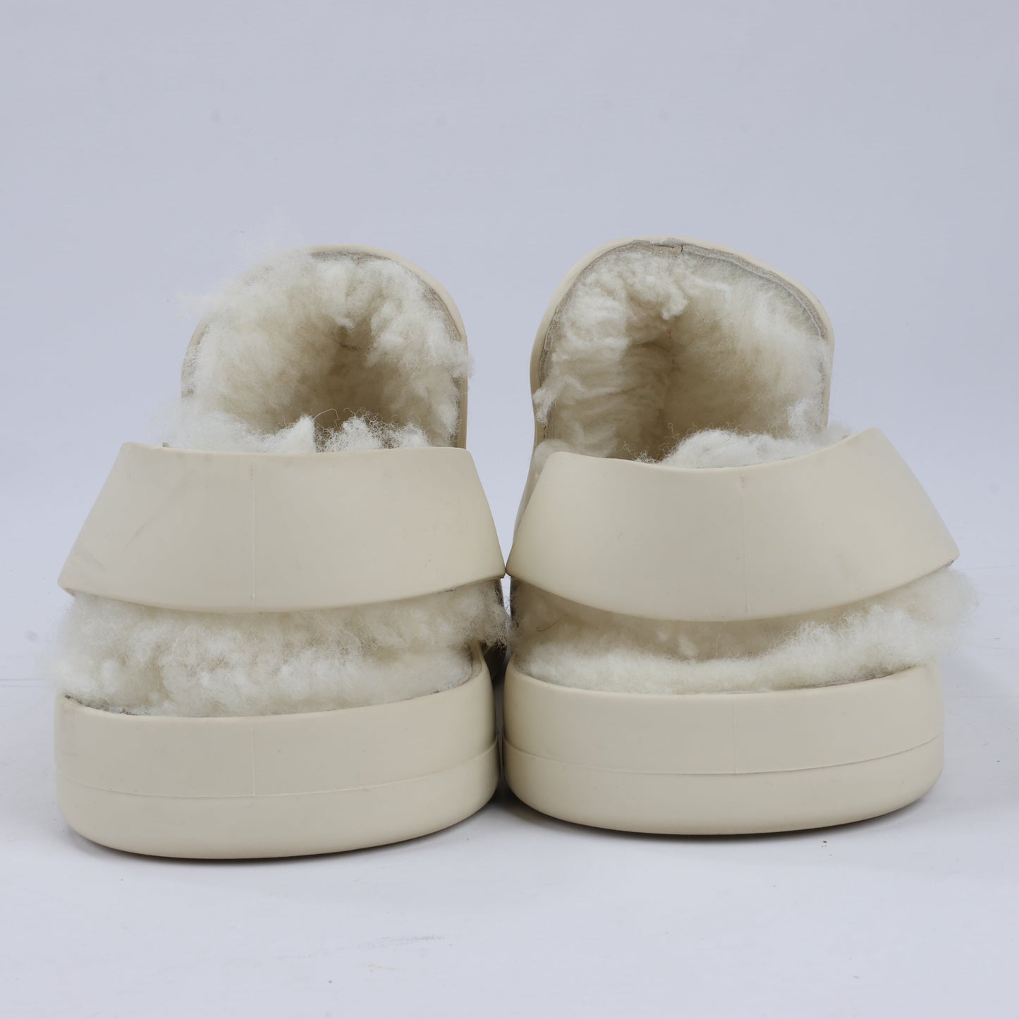 Bottega Veneta – Puddle Shearling Cozy – Niedrige Schuhe aus mattem Gummi in Elfenbein