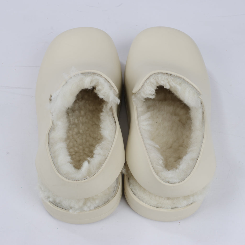 Bottega Veneta Puddle Shearling Cozy - Zapatos bajos de goma mate en color marfil