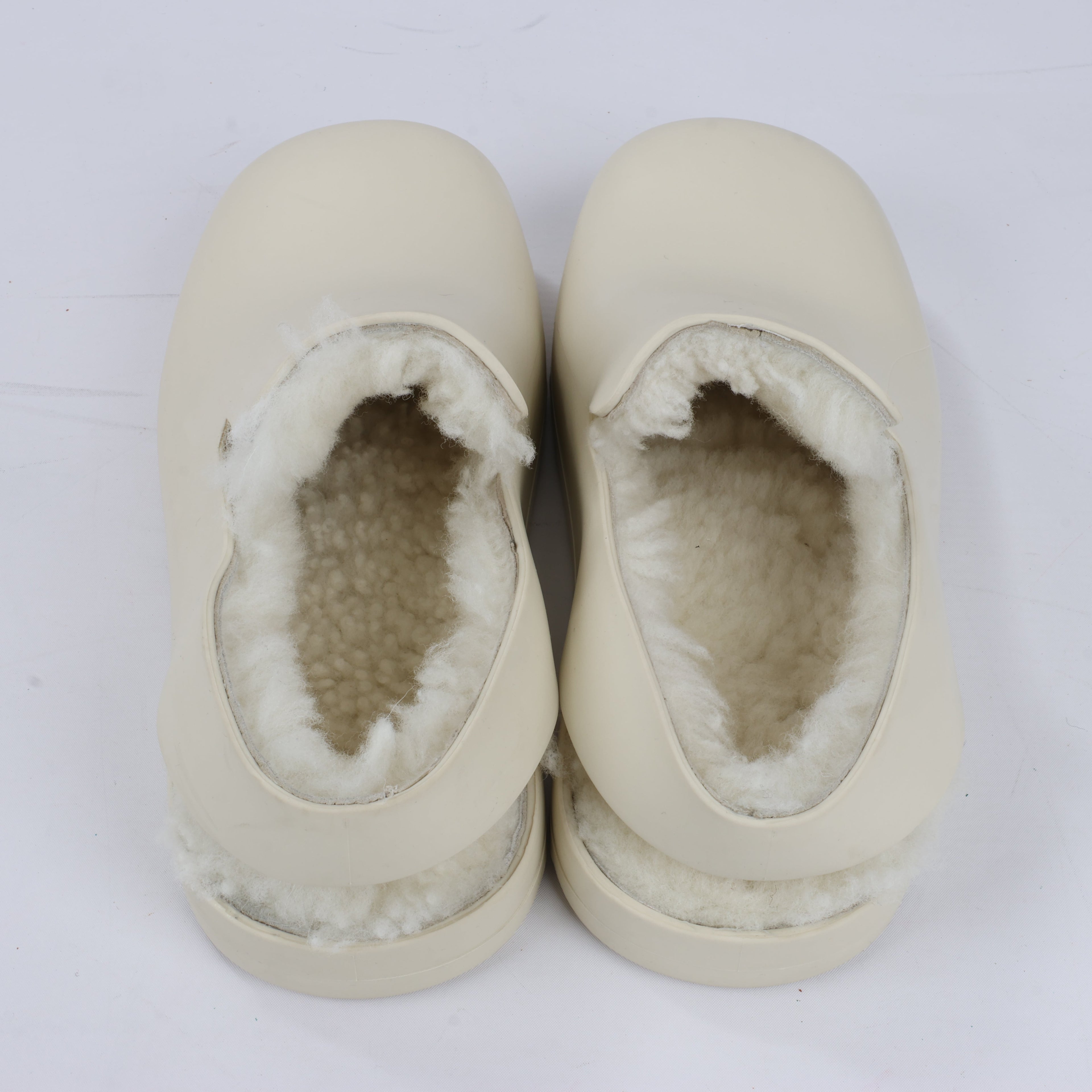 Bottega Veneta Puddle Shearling Cozy - Zapatos bajos de goma mate en color marfil