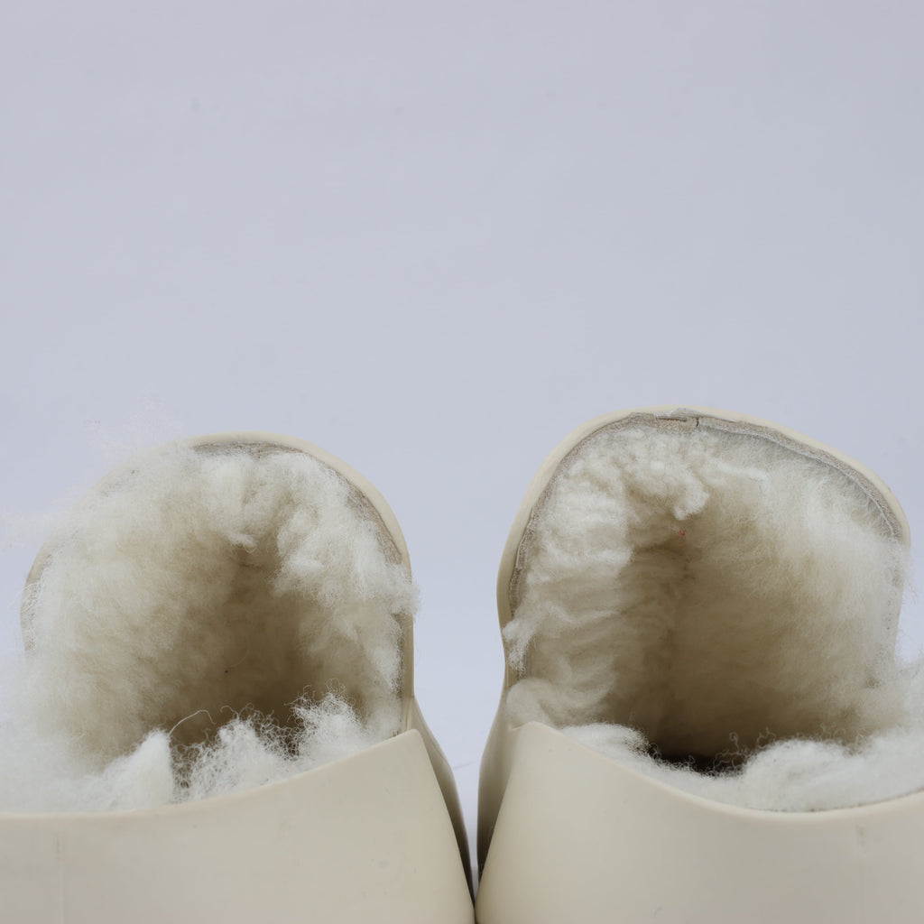Bottega Veneta Puddle Shearling Cozy - Zapatos bajos de goma mate en color marfil