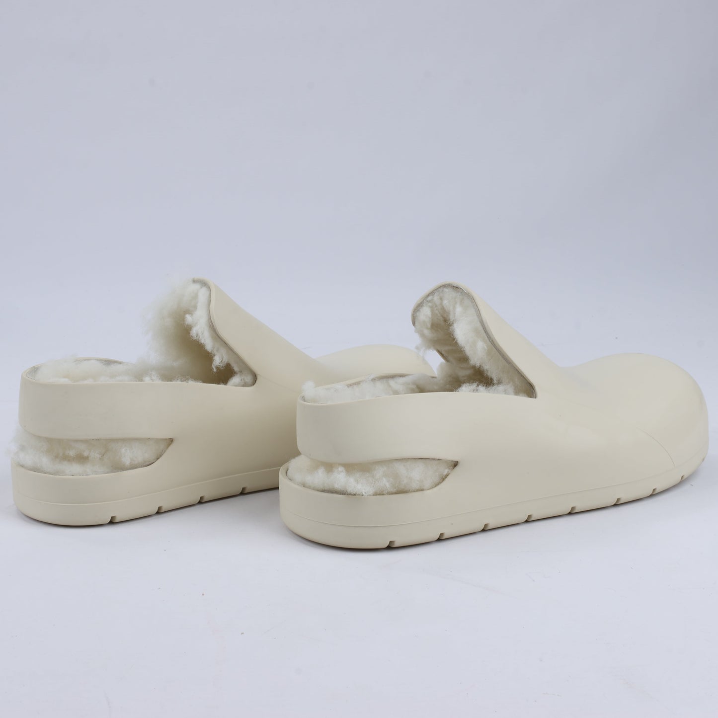 Bottega Veneta – Puddle Shearling Cozy – Niedrige Schuhe aus mattem Gummi in Elfenbein