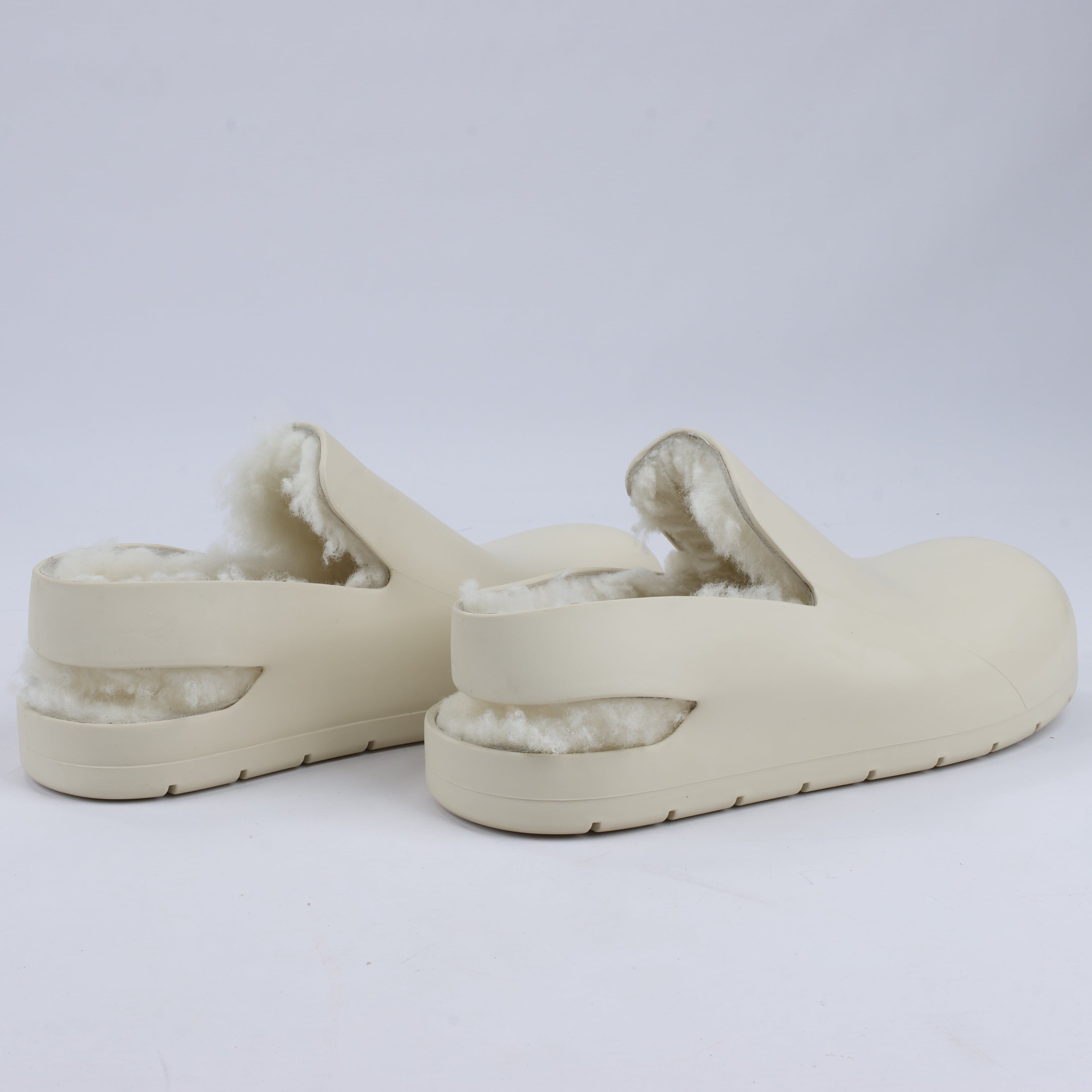 Bottega Veneta Puddle Shearling Cozy - Zapatos bajos de goma mate en color marfil