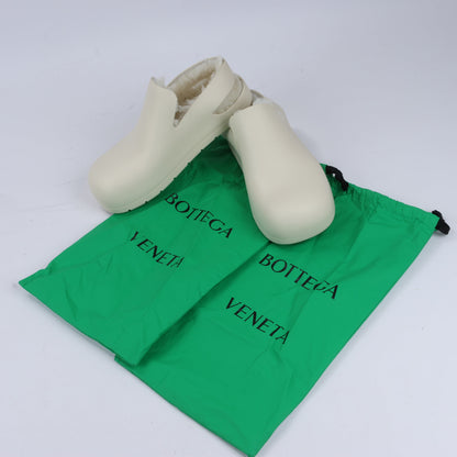 Bottega Veneta – Puddle Shearling Cozy – Niedrige Schuhe aus mattem Gummi in Elfenbein