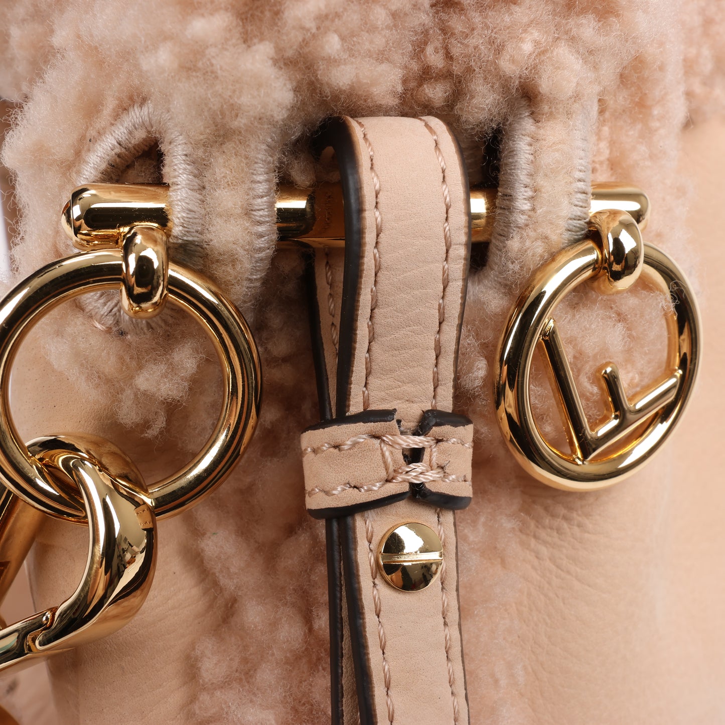 Fendi Mon Tresor Mini Mouton 2Way Sac à bandoulière en beige poudré 8BS010