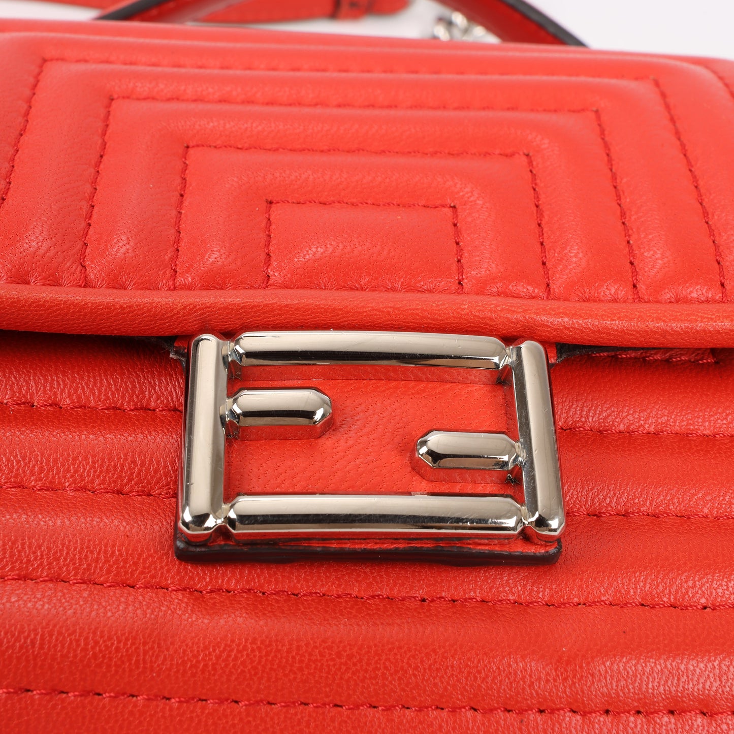 Sac à bandoulière en cuir FENDI Double Micro Baguette avec chaîne, rouge 8M0371
