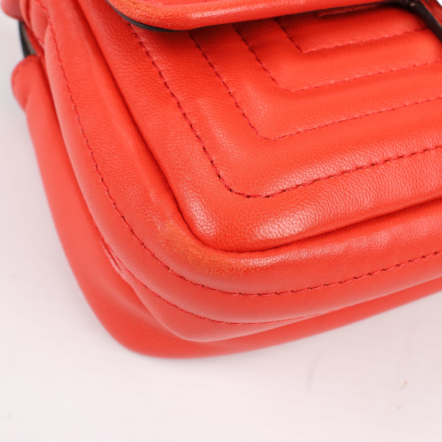 Sac à bandoulière en cuir FENDI Double Micro Baguette avec chaîne, rouge 8M0371