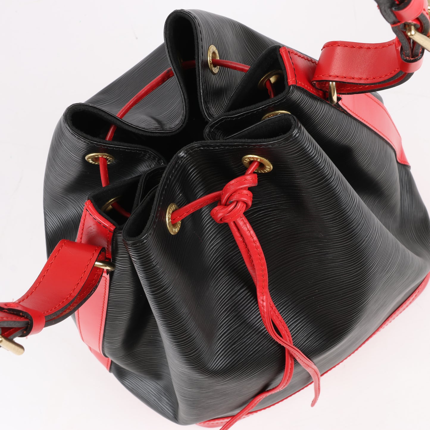 Sac à bandoulière Noe en cuir épi LOUIS VUITTON en noir x rouge castillan