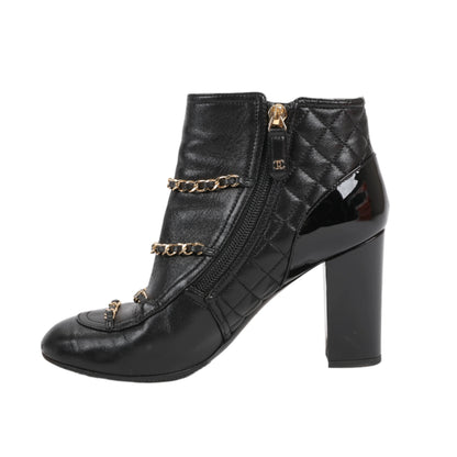 Bottines courtes Chanel Coco Mark en cuir matelassé et verni, noires, G33028, pointure 38