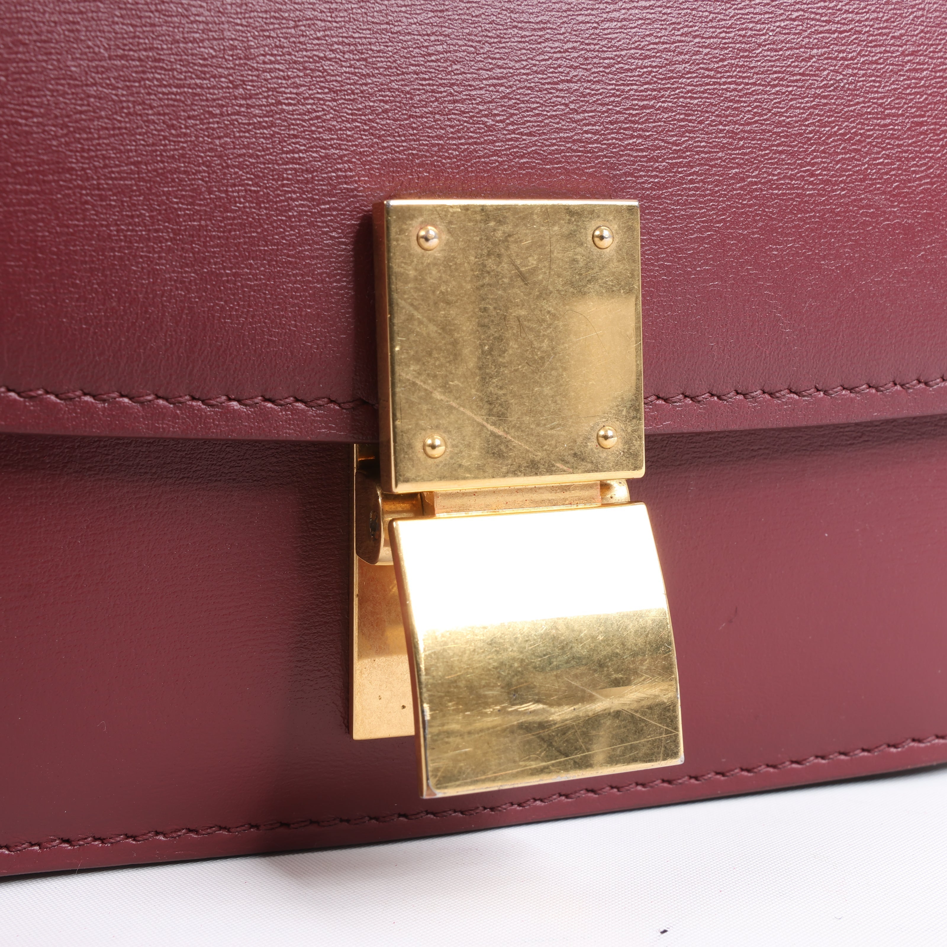 Bolso de hombro pequeño de piel Celine Classic Box en color burdeos