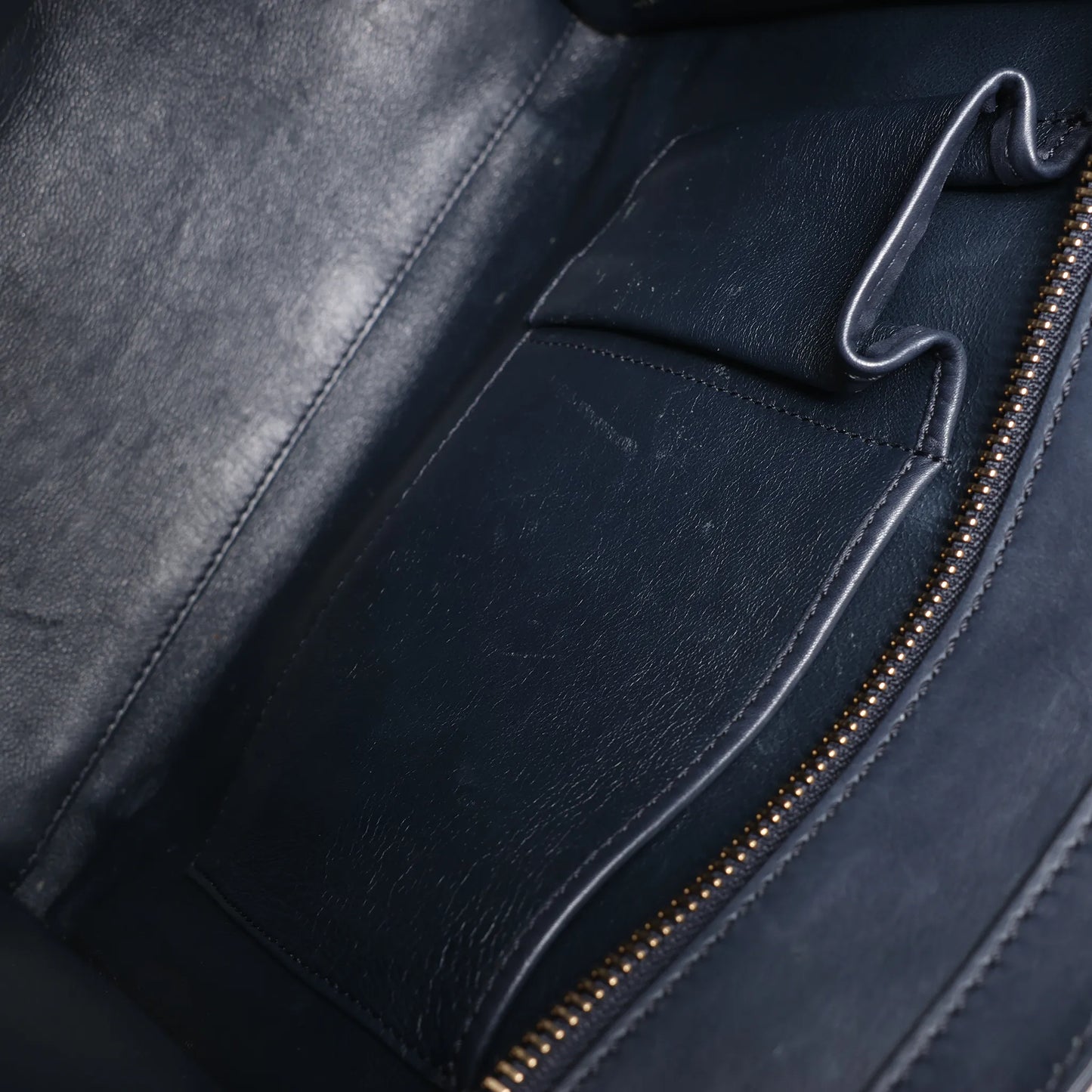 Sac à main Celine Luggage Micro en cuir bleu marine