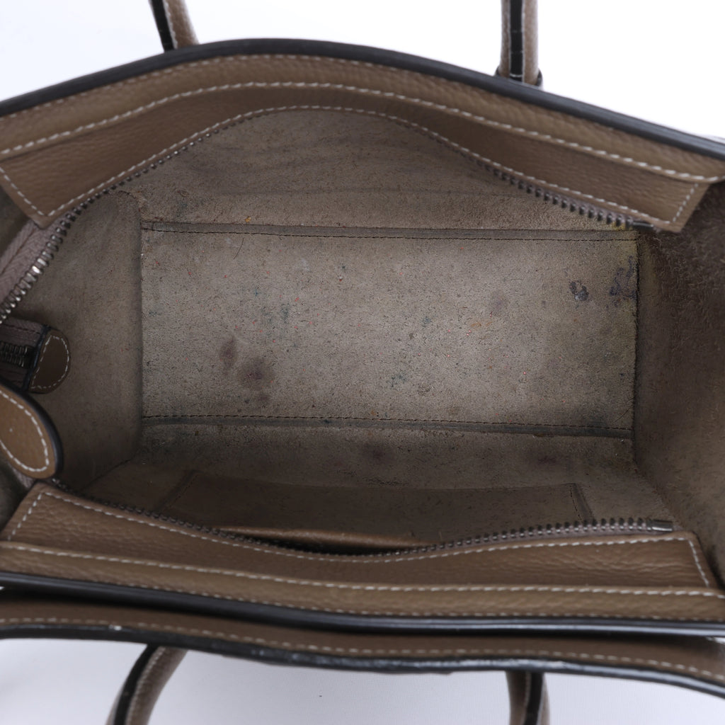 Bolso de mano CELINE Nano Luggage de piel bidireccional en color grisáceo