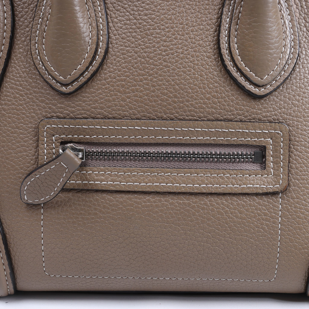 Bolso de mano CELINE Nano Luggage de piel bidireccional en color grisáceo