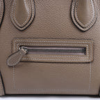 Bolso de mano CELINE Nano Luggage de piel bidireccional en color grisáceo