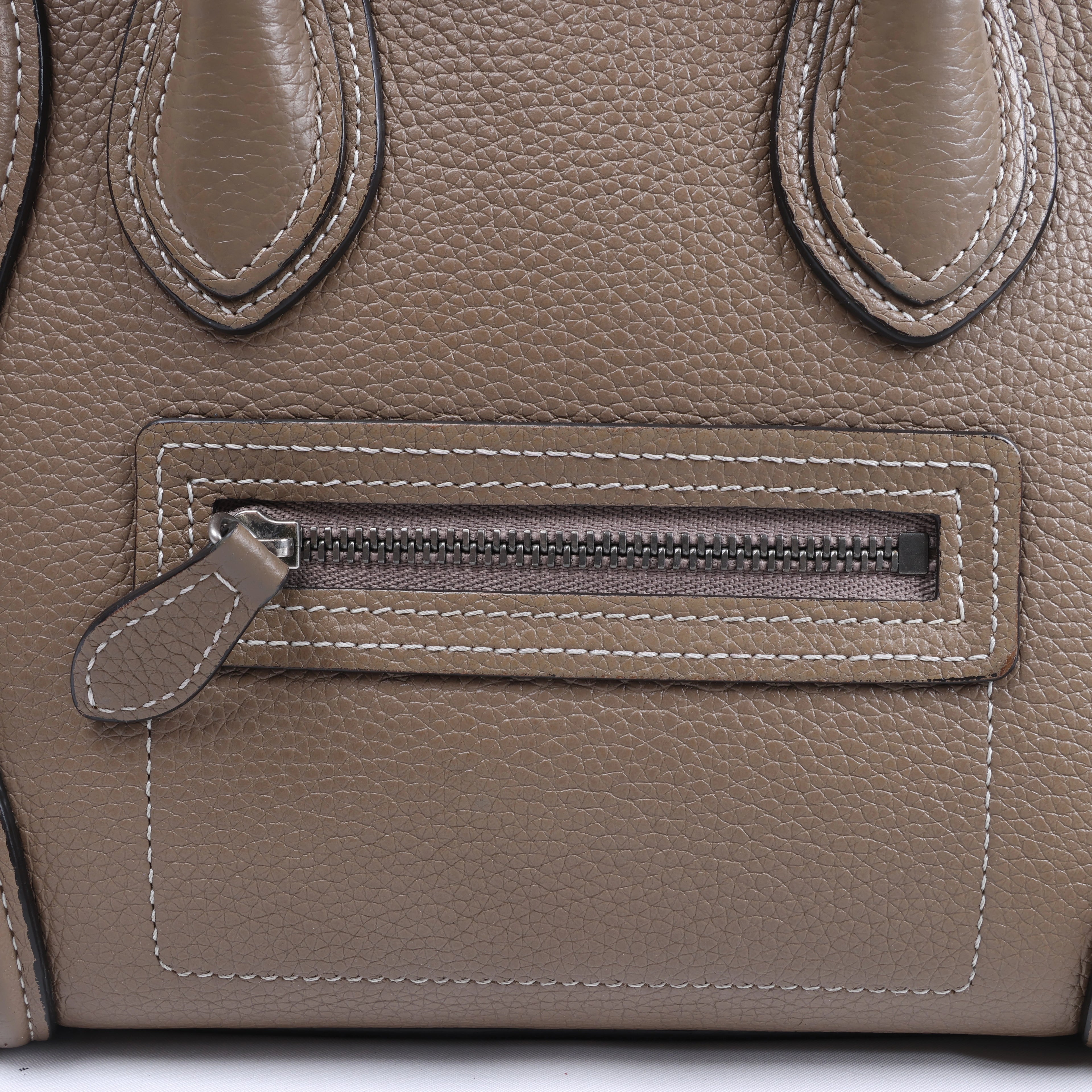 Bolso de mano CELINE Nano Luggage de piel bidireccional en color grisáceo