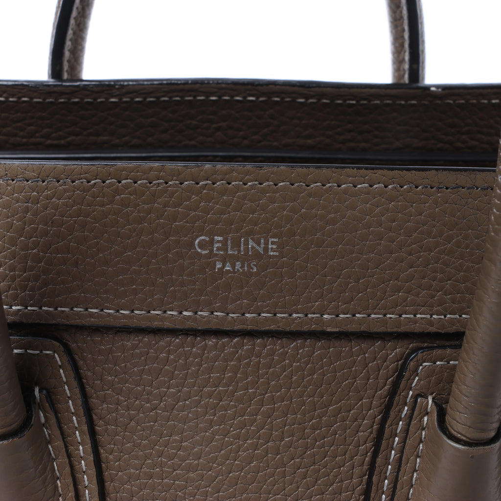 Bolso de mano CELINE Nano Luggage de piel bidireccional en color grisáceo