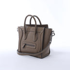 Bolso de mano CELINE Nano Luggage de piel bidireccional en color grisáceo