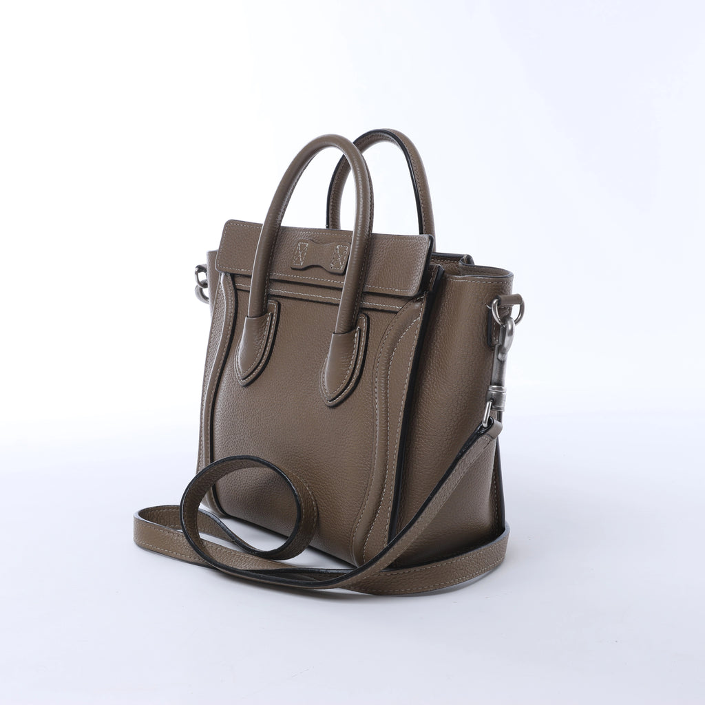 Bolso de mano CELINE Nano Luggage de piel bidireccional en color grisáceo