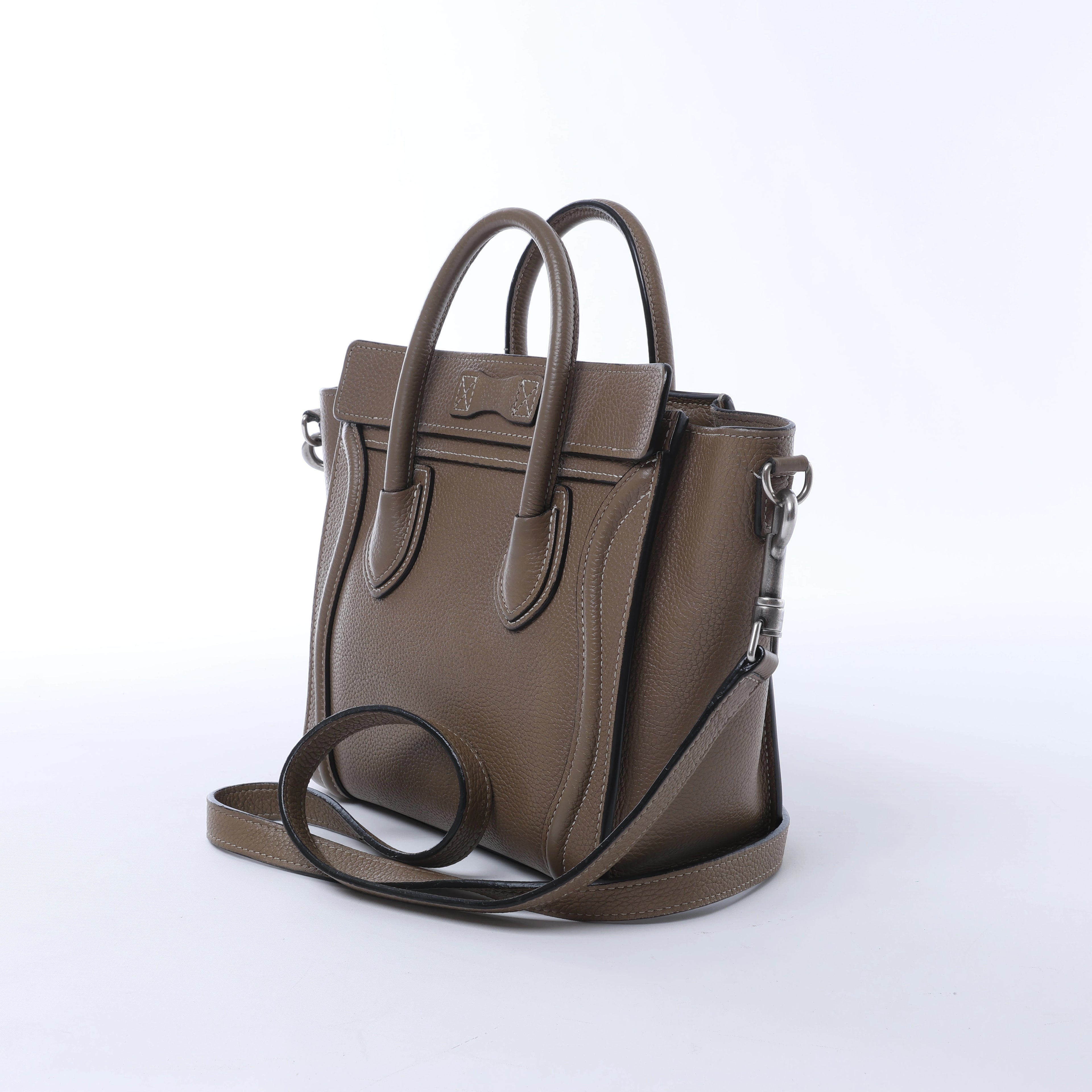 Bolso de mano CELINE Nano Luggage de piel bidireccional en color grisáceo