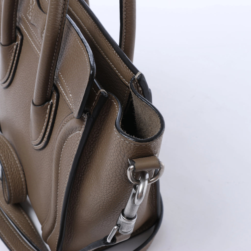 Bolso de mano CELINE Nano Luggage de piel bidireccional en color grisáceo